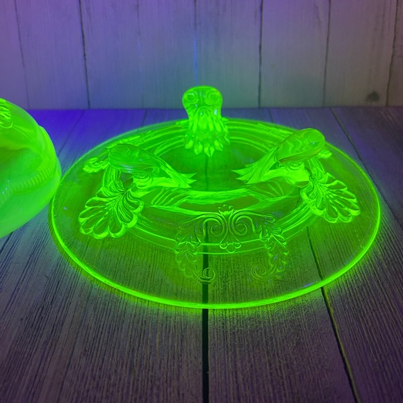 Vtg Uranium Glass Lidded Cheese Tray - Candy Dish - Picture 3 of 9